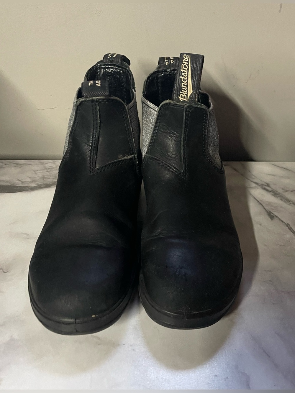 Blundstone Women’s Black Chelsea Boots with Gray Sides Size 4.5